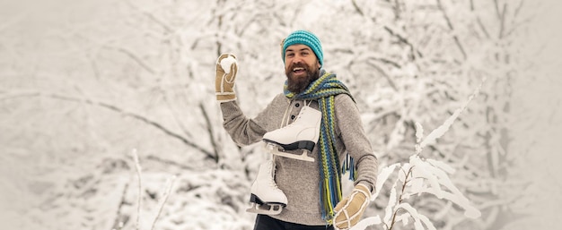 Man in winterdag grappige winterman gaat buiten schaatsen man speelt met sneeuwbal genietend van eerste sno