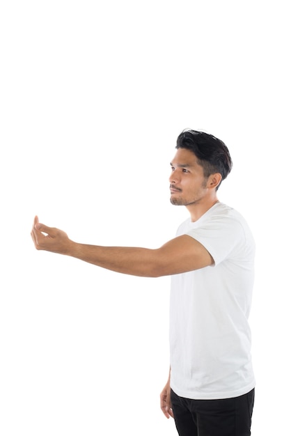 Man in wit t-shirt tegen een witte achtergrond