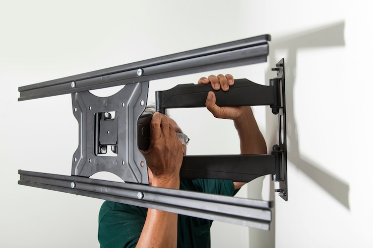 Photo man installing mount tv