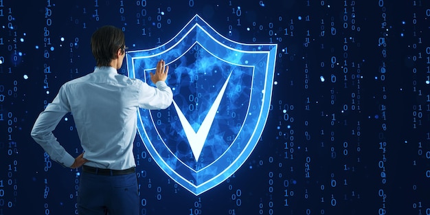 Man interactie met een digitaal schild op een binaire code achtergrond die cybersecurity en gegevensbescherming vertegenwoordigt