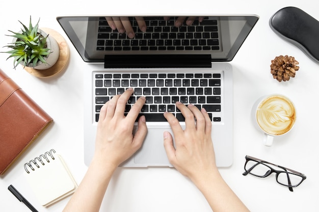 Man is aan het typen op laptop toetsenbord. bovenaanzicht.