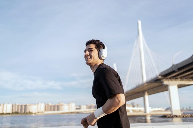 Мужчина активный бегун в наушниках, спортсмен использует фитнес-одежду для тренировок