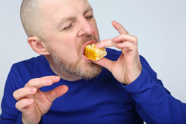 食欲をそそる男は蜂蜜を食べる