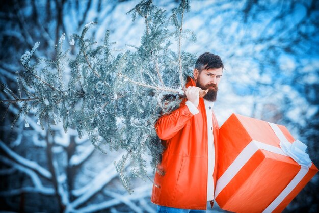 Man is blij met het nieuwe jaar hipster santa claus christmas man op witte sneeuw achtergrond