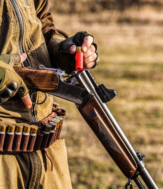 写真 狩ライフルを充電している男性 狩スポーツ狩男性 狩り期間 銃ライフルを持った男性