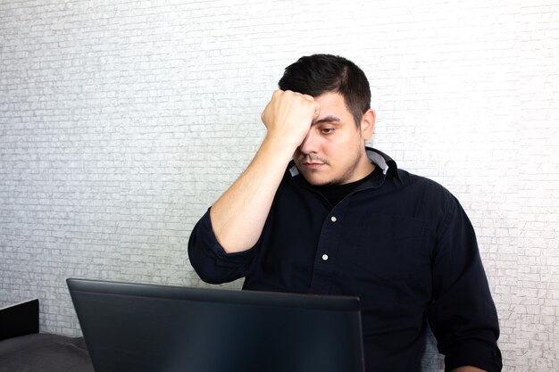 L'uomo comunica tramite il linguaggio dei segni. il ragazzo vicino al laptop sta interagendo tramite videochiamate. vivi con la disabilità in una luce positiva.