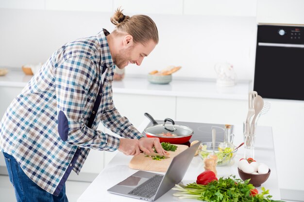 Photo man is cooking in modern kitchen