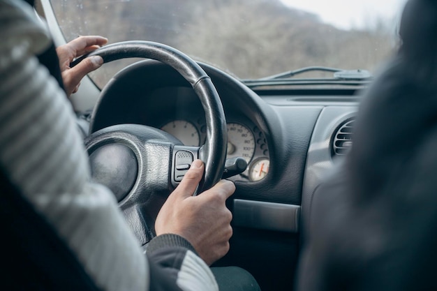 男は車を運転している