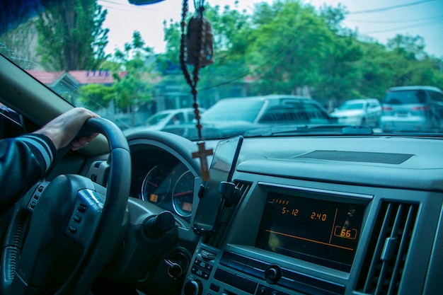 Photo man is driving with hands on the steering wheel