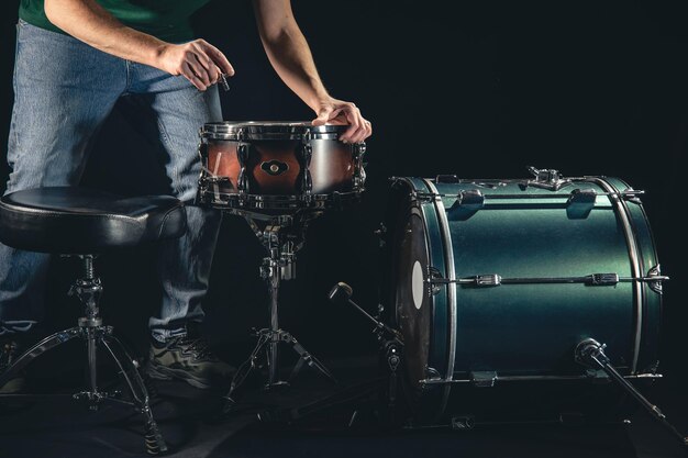 Photo a man is a drummer and a drum set the musician is preparing to play