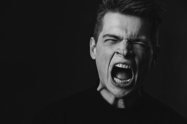 Foto un uomo è un ritratto emotivo in bianco e nero