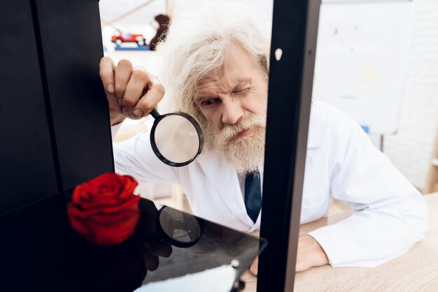 L'uomo sta sperimentando con una stampante 3d.