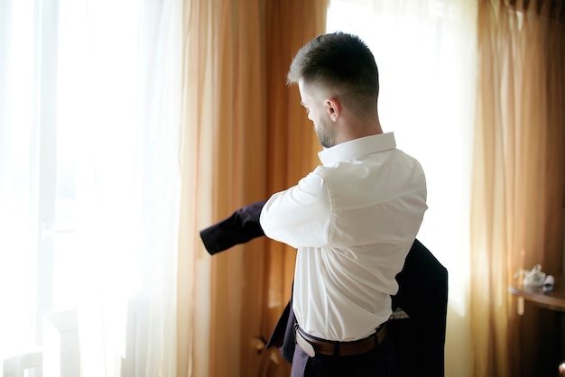 L'uomo si sta preparando per il matrimonio