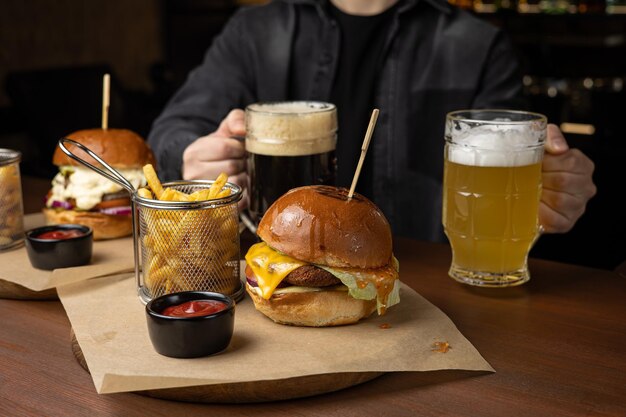 男はハンバーガーを食べるつもりです