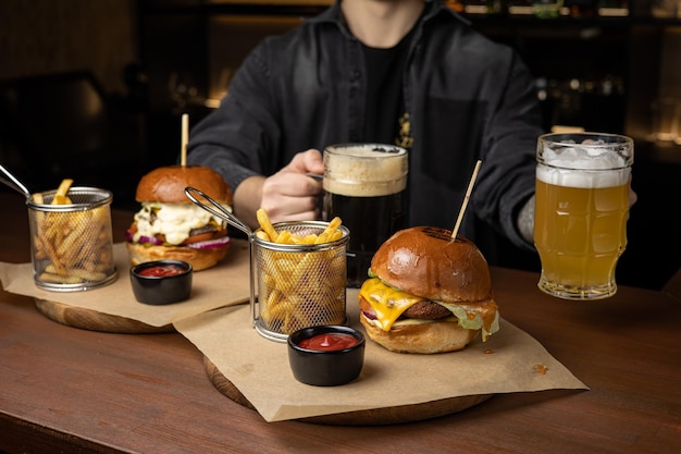 男はハンバーガーを食べるつもりです