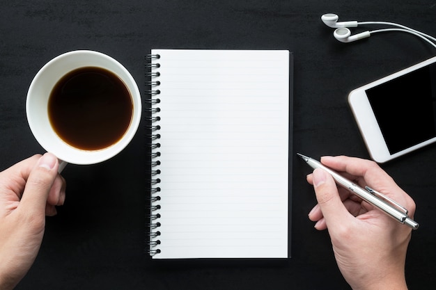 Foto l'uomo sta per scrivere sul quaderno.