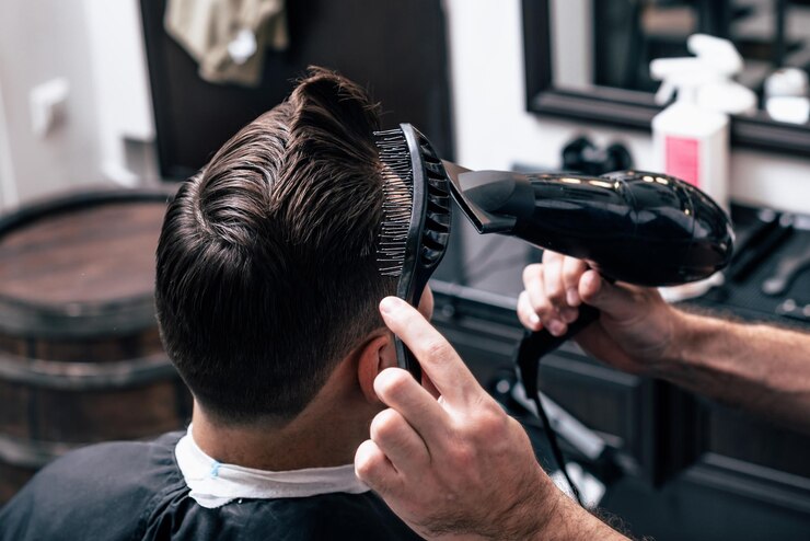 Photo a man is hanging around in a beauty salon. haircut and styling in barbershop. men's care for beard and hair.