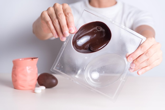 Foto un uomo sta tenendo una scatola con un uovo di cioccolato dentro