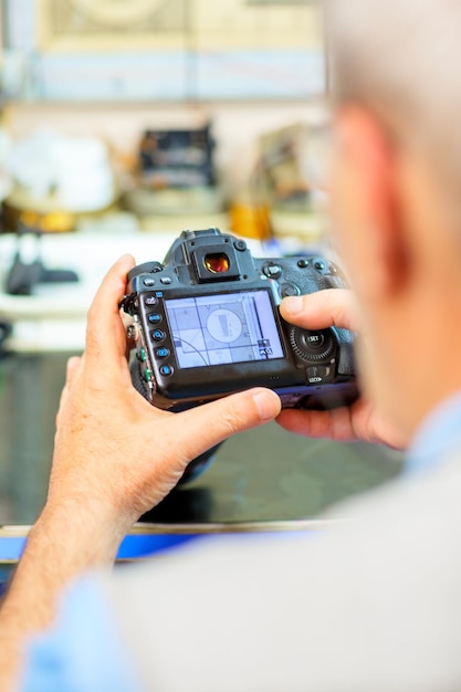 Foto un uomo tiene in mano una macchina fotografica