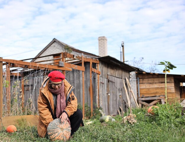 Photo a man is kneeling in front of a wooden house