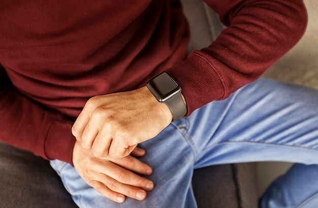 L'uomo guarda l'orologio sulla sua mano