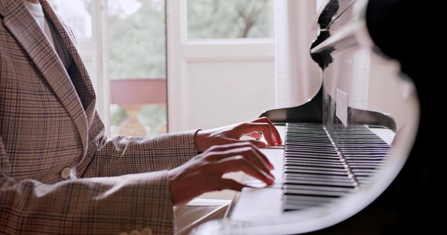 Foto un uomo sta suonando il pianoforte.