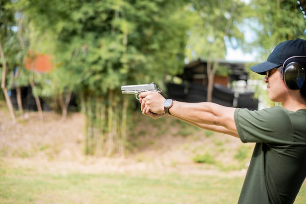 男が銃を練習しています