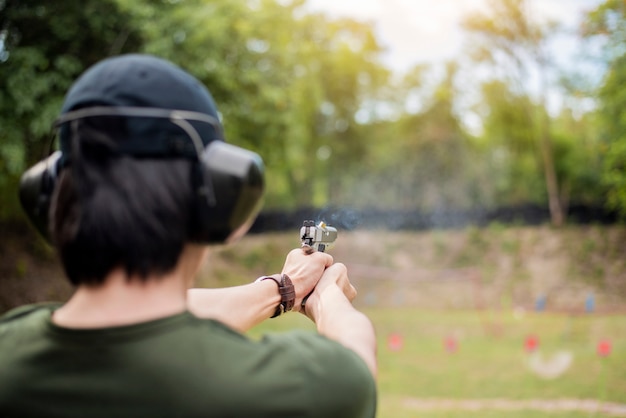 Photo a man is practicing shoot gun