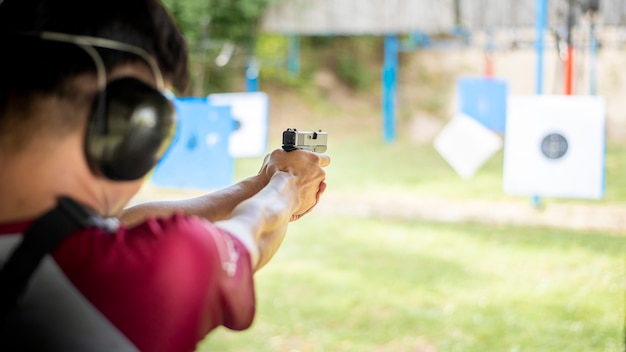 男が銃を練習しています