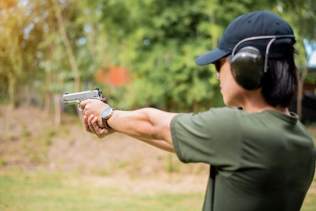 Foto un uomo sta praticando sparare pistola