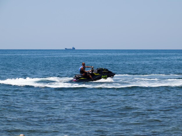 Photo a man is riding a hydrocycle