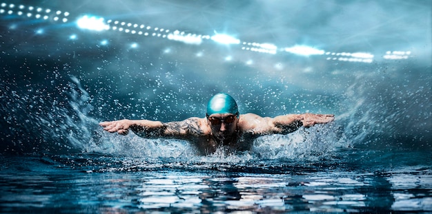 Photo man is swimming breaststroke. water sports concept