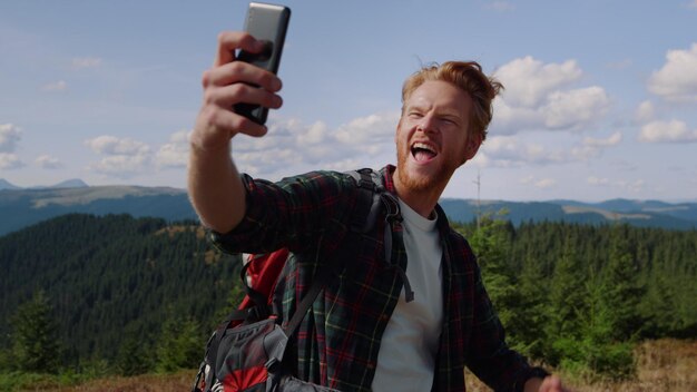 Foto un uomo sta scattando un selfie con il suo telefono.