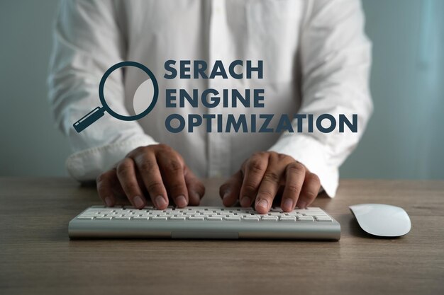 Человек набирает SEO на клавиатуре оптимизация поисковой системы онлайн-продажи концепция цифрового маркетинга