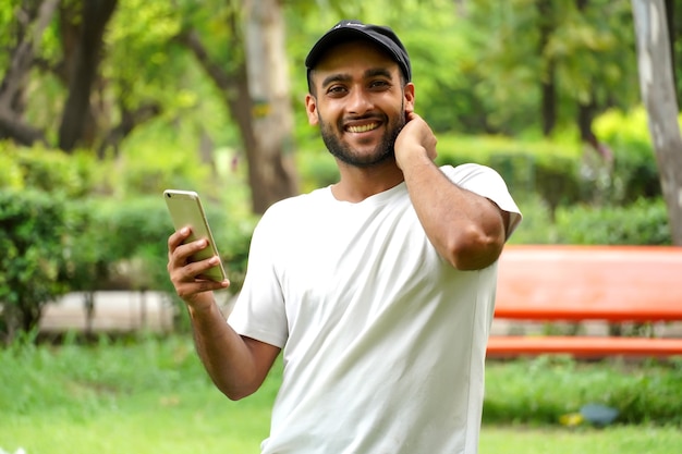 Человек использует быструю сеть 5g в своем мобильном телефоне