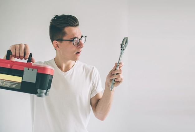 眼鏡をかけている男性が道具の使い方を知らない