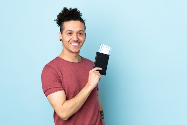 Foto uomo sopra isolato blu felice in vacanza con passaporto e biglietti aerei