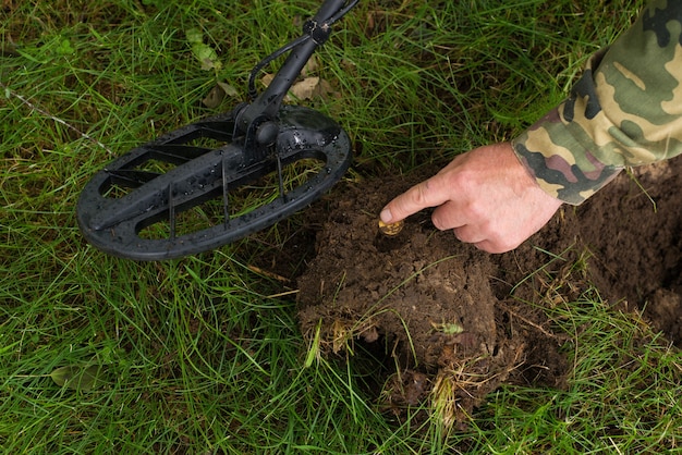 Man jaagt op schat met metaaldetector in herfstbos