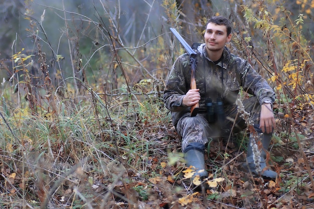 Man jager buiten in herfst bos alleen jagen