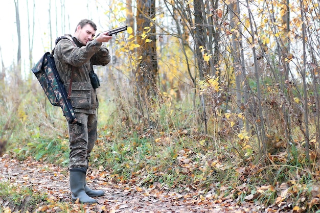 Man jager buiten in herfst bos alleen jagen