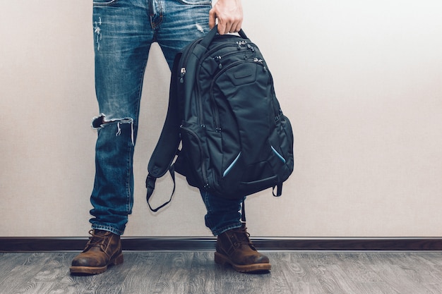 Photo man in jeans with backpack