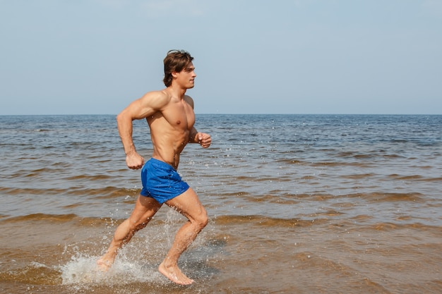 海沿いのジョギング中の男