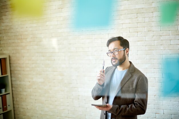 man jonge zakelijke ondernemers muur