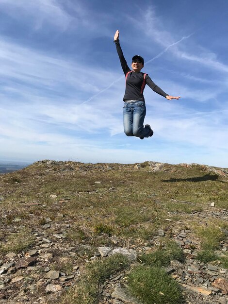 写真 空中に飛び降りて空に向かう男