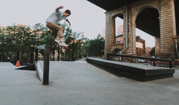 Photo man jumping on skateboard