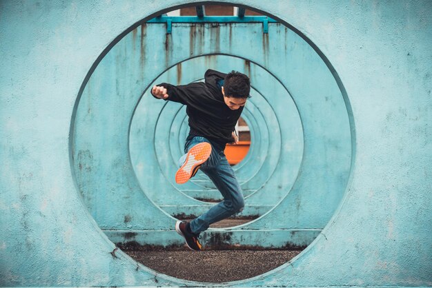Фото Человек, прыгающий через голубые круги