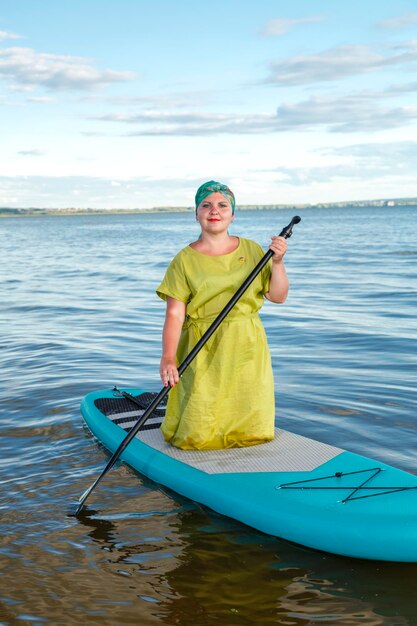 Foto uomo in kayak in mare