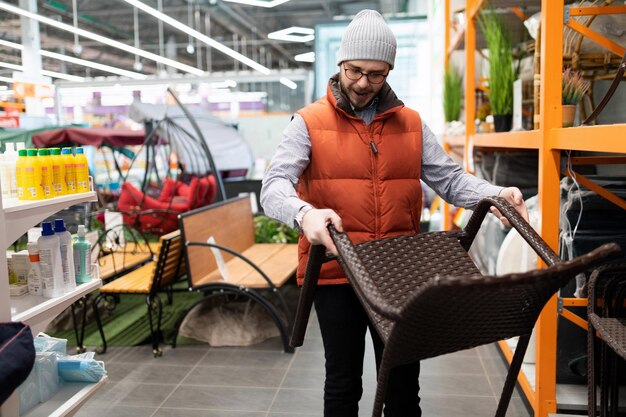 Man kiest tuinmeubelen voor in huis