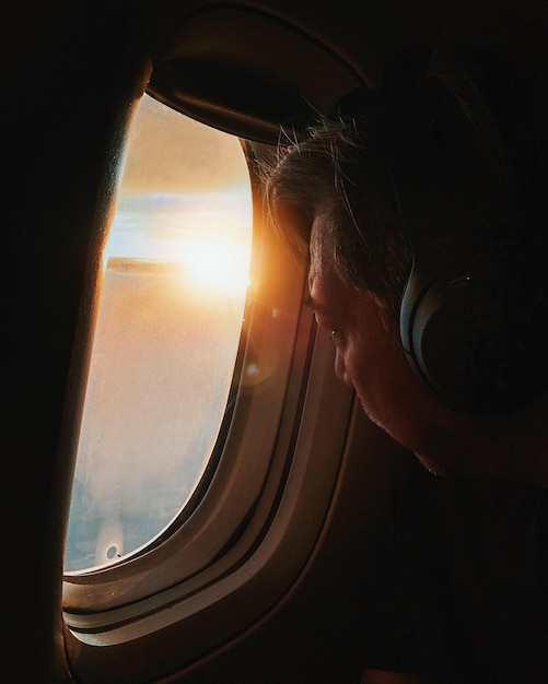 Man kijkt door het raam van het vliegtuig