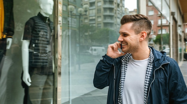 Man kijkt naar de etalage van een winkel